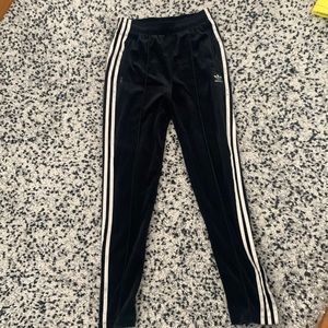 BLACK VELVET ADDIDA SWEATPANTS